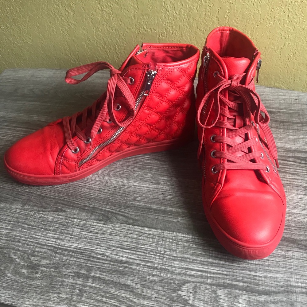 Steve Madden Red Quilted Top Sneakers. - Picture 11 of 11